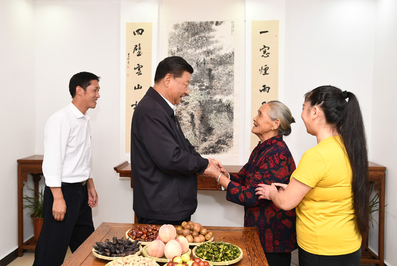 　　9月16日至18日，中共中央總書記、國家主席、中央軍委主席習近平在河南考察。這是16日下午，習近平在信陽市新縣田鋪鄉(xiāng)田鋪大塆“老家寒舍”民宿店，同店主一家親切交談。 新華社記者 謝環(huán)馳 攝