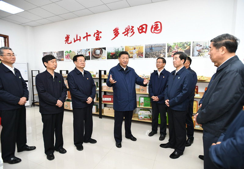 9月16日至18日，中共中央總書記、國家主席、中央軍委主席習近平在河南考察。這是17日上午，習近平在信陽市光山縣文殊鄉(xiāng)東岳村文化接待中心，了解光山縣脫貧工作和中辦在光山縣扶貧工作情況。新華社記者 謝環(huán)馳 攝
