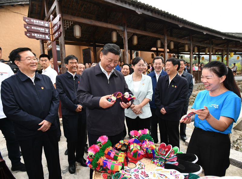 　　9月16日至18日，中共中央總書記、國家主席、中央軍委主席習近平在河南考察。這是16日下午，習近平在信陽市新縣田鋪鄉(xiāng)田鋪大塆考察調(diào)研。 新華社記者 謝環(huán)馳 攝