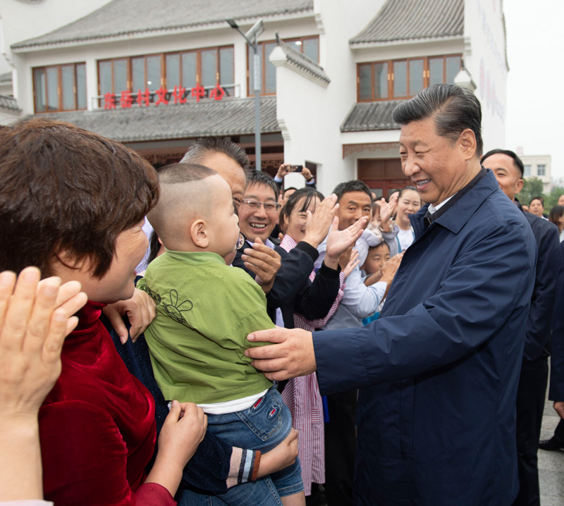 9月16日至18日，中共中央總書記、國家主席、中央軍委主席習近平在河南考察。這是17日上午，習近平在信陽市光山縣文殊鄉(xiāng)東岳村同鄉(xiāng)親們親切交流，祝愿鄉(xiāng)親們生活芝麻開花節(jié)節(jié)高。新華社記者 謝環(huán)馳 攝