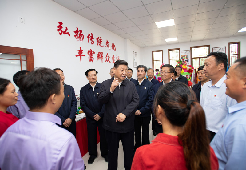 9月16日至18日，中共中央總書記、國家主席、中央軍委主席習近平在河南考察。這是17日上午，習近平在信陽市光山縣文殊鄉(xiāng)東岳村文化接待中心，同當?shù)孛撠氈赂粠ь^人親切交流，勉勵他們帶動更多鄉(xiāng)親們致富。新華社記者 謝環(huán)馳 攝