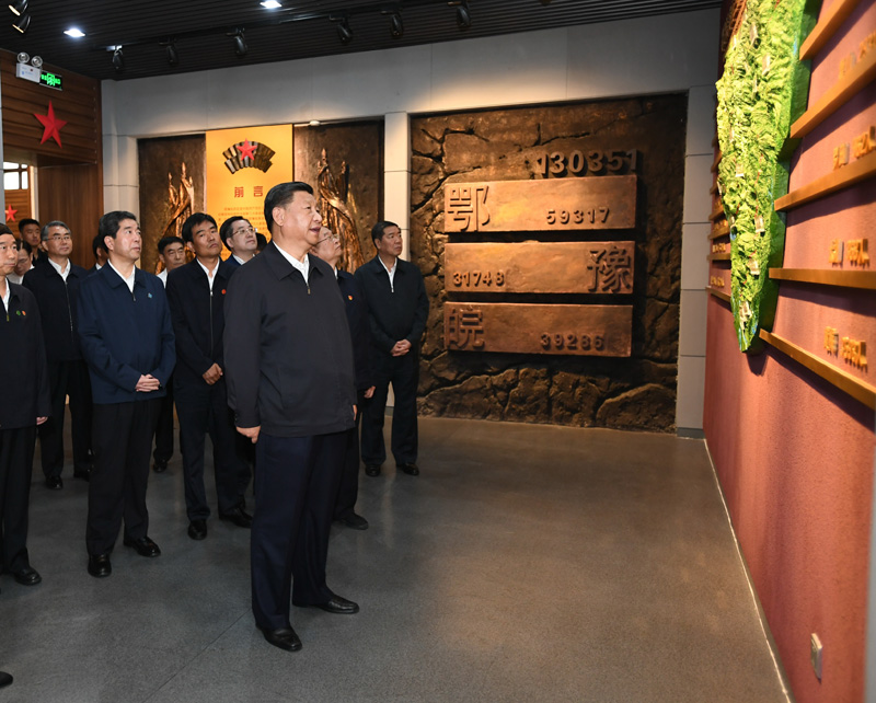 9月16日至18日，中共中央總書記、國家主席、中央軍委主席習近平在河南考察。這是16日下午，習近平來到位于信陽市新縣的鄂豫皖蘇區(qū)首府烈士陵園，瞻仰革命烈士紀念堂。 新華社記者 謝環(huán)馳 攝