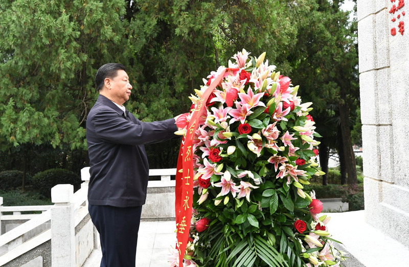 　　9月16日至18日，中共中央總書記、國家主席、中央軍委主席習近平在河南考察。這是16日下午，習近平來到位于信陽市新縣的鄂豫皖蘇區(qū)首府烈士陵園，瞻仰革命烈士紀念碑，向革命先烈敬獻花籃。 新華社記者 謝環(huán)馳 攝