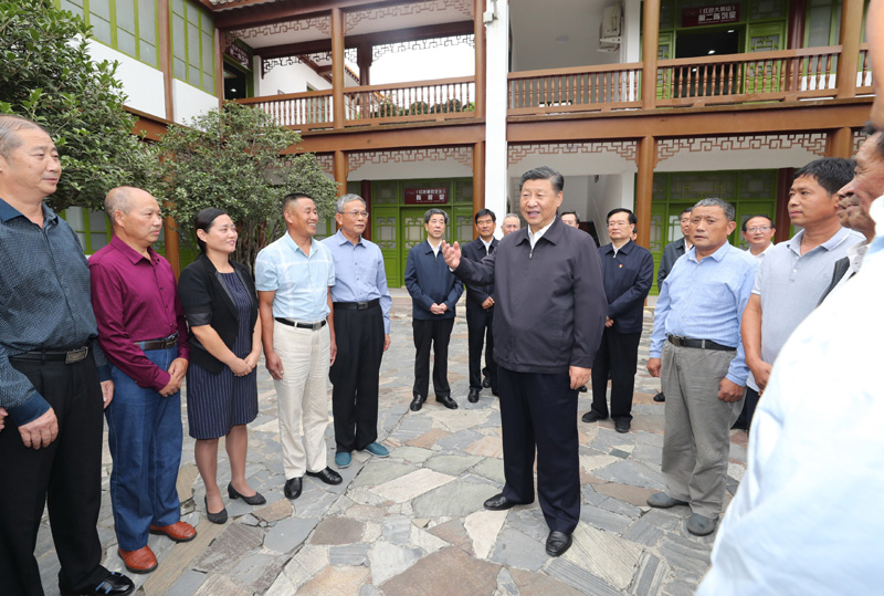 　　9月16日至18日，中共中央總書記、國家主席、中央軍委主席習近平在河南考察。這是16日下午，習近平在位于信陽市新縣的鄂豫皖蘇區(qū)首府革命博物館，同當?shù)丶t軍后代、革命烈士家屬代表親切交談。 新華社記者 鞠鵬 攝