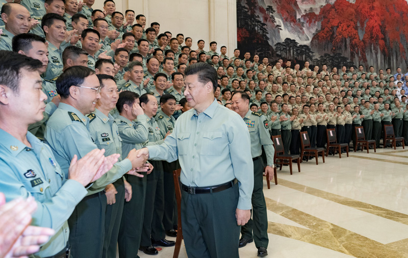 9月16日至18日，中共中央總書記、國家主席、中央軍委主席習近平在河南考察。這是18日上午，習近平在鄭州親切接見駐河南部隊副師職以上領(lǐng)導干部和團級單位主官，代表黨中央和中央軍委向駐河南部隊全體官兵致以誠摯問候。新華社記者 李剛 攝