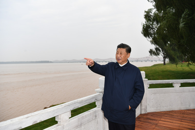 9月16日至18日，中共中央總書記、國家主席、中央軍委主席習近平在河南考察。這是17日下午，習近平在鄭州黃河國家地質(zhì)公園，眺望黃河鄭州段。新華社記者 謝環(huán)馳 攝