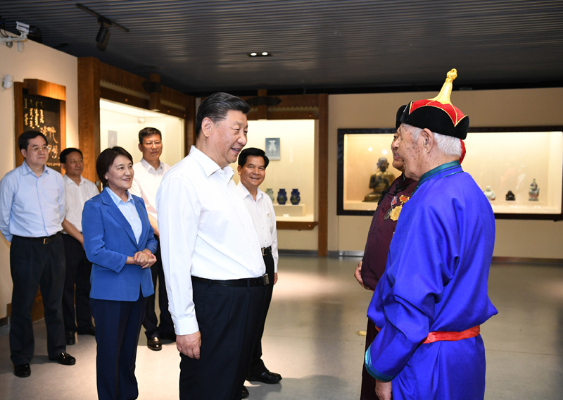 7月15日至16日，中共中央總書記、國(guó)家主席、中央軍委主席習(xí)近平在內(nèi)蒙古考察并指導(dǎo)開展“不忘初心、牢記使命”主題教育。這是15日上午，習(xí)近平在赤峰博物館同古典民族史詩(shī)《格薩（斯）爾》非物質(zhì)文化遺產(chǎn)傳承人親切交談。