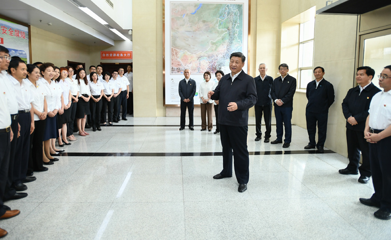 7月15日至16日，中共中央總書記、國(guó)家主席、中央軍委主席習(xí)近平在內(nèi)蒙古考察并指導(dǎo)開展“不忘初心、牢記使命”主題教育。這是16日上午，習(xí)近平到內(nèi)蒙古自治區(qū)自然資源廳，實(shí)地調(diào)研指導(dǎo)開展“不忘初心、牢記使命”主題教育。