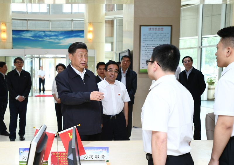 7月15日至16日，中共中央總書記、國(guó)家主席、中央軍委主席習(xí)近平在內(nèi)蒙古考察并指導(dǎo)開展“不忘初心、牢記使命”主題教育。這是16日上午，習(xí)近平在內(nèi)蒙古自治區(qū)自然資源廳自然資源政務(wù)大廳同工作人員交談，了解開展主題教育和落實(shí)便捷高效政務(wù)服務(wù)等情況。