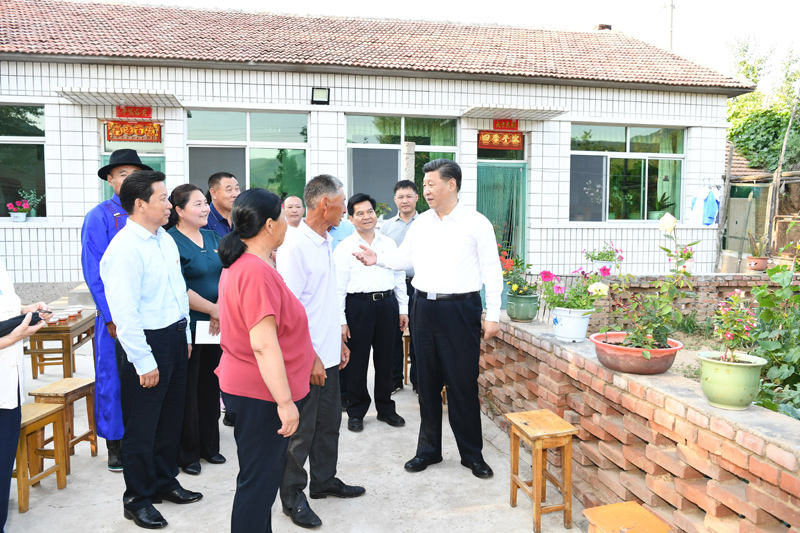 7月15日至16日，中共中央總書記、國(guó)家主席、中央軍委主席習(xí)近平在內(nèi)蒙古考察并指導(dǎo)開展“不忘初心、牢記使命”主題教育。這是15日下午，習(xí)近平在赤峰市喀喇沁旗河南街道馬鞍山村村民張國(guó)利家，同基層干部群眾代表親切交流。