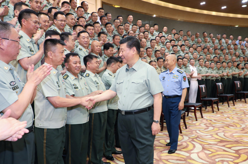 7月15日至16日，中共中央總書記、國(guó)家主席、中央軍委主席習(xí)近平在內(nèi)蒙古考察并指導(dǎo)開展“不忘初心、牢記使命”主題教育。這是16日上午，習(xí)近平在呼和浩特親切接見駐內(nèi)蒙古部隊(duì)副師職以上領(lǐng)導(dǎo)干部和團(tuán)級(jí)單位主官，代表黨中央和中央軍委向駐內(nèi)蒙古部隊(duì)全體官兵致以誠(chéng)摯問候。