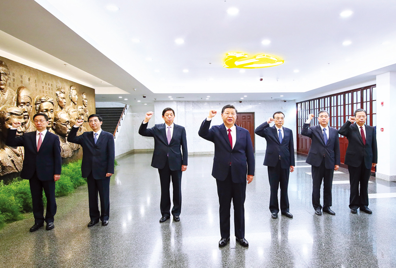 　2017年10月31日，中共中央總書記、國家主席、中央軍委主席習近平帶領中共中央政治局常委李克強、栗戰(zhàn)書、汪洋、王滬寧、趙樂際、韓正，瞻仰上海中共一大會址和浙江嘉興南湖紅船。這是31日上午，在上海中共一大會址紀念館，習近平帶領其他中共中央政治局常委同志一起重溫入黨誓詞。 新華社記者 蘭紅光/攝