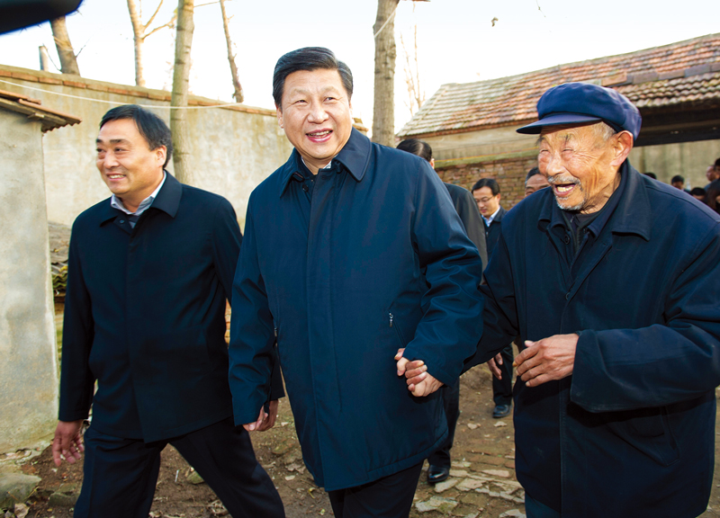 　2013年11月24日至28日，中共中央總書記、國家主席、中央軍委主席習近平在山東考察。 這是25日下午，習近平在地處沂蒙老區(qū)的臨沭縣曹莊鎮(zhèn)朱村親切地拉著83歲的“老支前”王克昌的手去他家看望。 新華社記者 謝環(huán)馳/攝