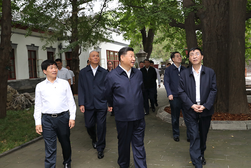 9月12日，中共中央總書記、國(guó)家主席、中央軍委主席習(xí)近平視察中共中央北京香山革命紀(jì)念地。這是習(xí)近平瞻仰雙清別墅。