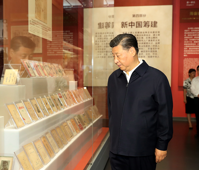 9月12日，中共中央總書記、國(guó)家主席、中央軍委主席習(xí)近平視察中共中央北京香山革命紀(jì)念地。這是習(xí)近平在香山革命紀(jì)念館參觀《為新中國(guó)奠基》主題展覽。
