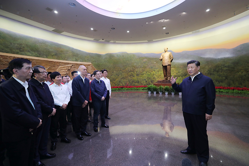 9月12日，中共中央總書記、國(guó)家主席、中央軍委主席習(xí)近平視察中共中央北京香山革命紀(jì)念地。這是習(xí)近平在香山革命紀(jì)念館參觀《為新中國(guó)奠基》主題展覽，并發(fā)表重要講話。