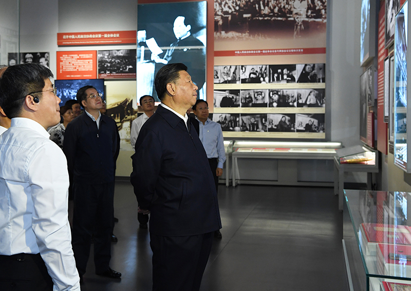 9月12日，中共中央總書記、國(guó)家主席、中央軍委主席習(xí)近平視察中共中央北京香山革命紀(jì)念地。這是習(xí)近平在香山革命紀(jì)念館參觀《為新中國(guó)奠基》主題展覽。