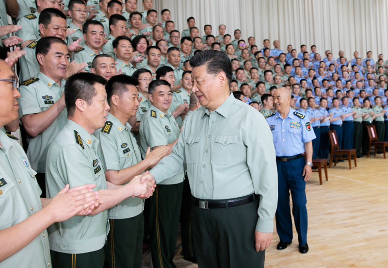 8月22日，中共中央總書記、國(guó)家主席、中央軍委主席習(xí)近平到空軍某基地視察。這是習(xí)近平親切接見駐甘肅部隊(duì)副師職以上領(lǐng)導(dǎo)干部和團(tuán)級(jí)單位主官。