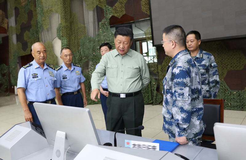 8月22日，中共中央總書記、國(guó)家主席、中央軍委主席習(xí)近平到空軍某基地視察。這是習(xí)近平察看基地作戰(zhàn)指揮中心，了解戰(zhàn)備值班和訓(xùn)練情況。