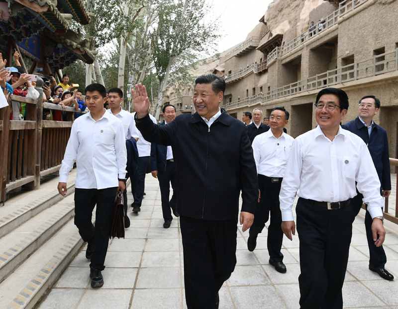 8月19日至22日，中共中央總書記、國家主席、中央軍委主席習(xí)近平在甘肅考察。這是19日下午，習(xí)近平在敦煌莫高窟考察調(diào)研時(shí)，向正在參觀的游客親切招手致意。