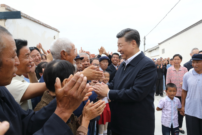 8月19日至22日，中共中央總書記、國家主席、中央軍委主席習(xí)近平在甘肅考察。這是21日上午，習(xí)近平在武威市古浪縣黃花灘生態(tài)移民區(qū)富民新村同村民親切交談。