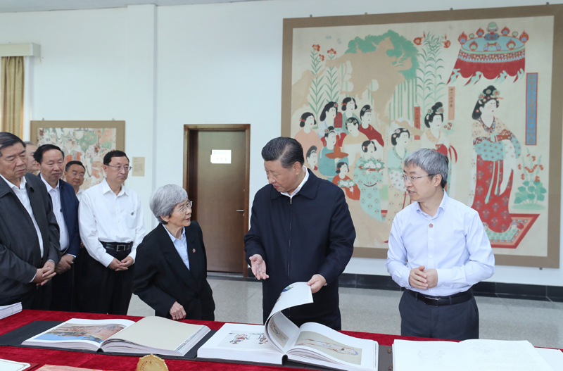 8月19日至22日，中共中央總書記、國家主席、中央軍委主席習(xí)近平在甘肅考察。這是19日下午，習(xí)近平在敦煌研究院察看珍藏文物和學(xué)術(shù)成果展示，了解文物保護(hù)和研究、弘揚(yáng)優(yōu)秀歷史文化情況。