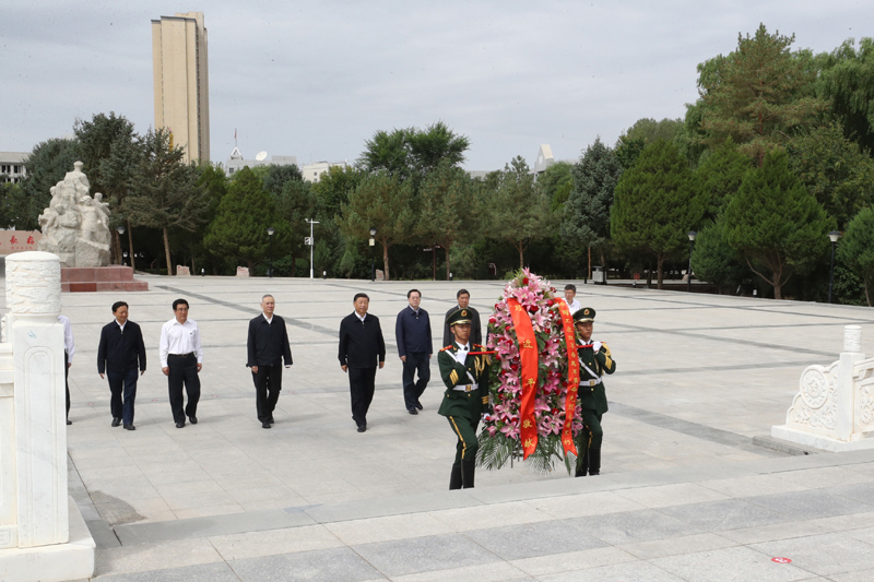 8月19日至22日，中共中央總書記、國家主席、中央軍委主席習(xí)近平在甘肅考察。這是20日上午，習(xí)近平來到張掖市高臺(tái)縣，瞻仰中國工農(nóng)紅軍西路軍紀(jì)念碑，向革命先烈敬獻(xiàn)花籃。