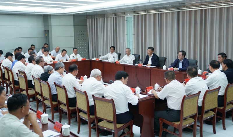 8月19日至22日，中共中央總書記、國家主席、中央軍委主席習(xí)近平在甘肅考察。這是19日下午，習(xí)近平在敦煌研究院同有關(guān)專家、學(xué)者和文化單位代表座談并發(fā)表重要講話。