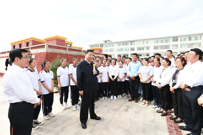 8月19日至22日，中共中央總書記、國家主席、中央軍委主席習(xí)近平在甘肅考察。這是20日下午，習(xí)近平在張掖市山丹培黎學(xué)校同師生親切交流。