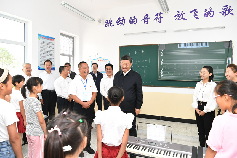 8月19日至22日，中共中央總書記、國家主席、中央軍委主席習(xí)近平在甘肅考察。這是21日上午，習(xí)近平在武威市古浪縣黃花灘生態(tài)移民區(qū)富民新村富民小學(xué)的音樂教室，認(rèn)真觀看正在進(jìn)行的音樂課教學(xué)。