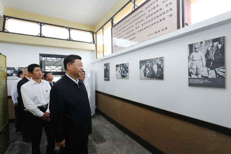 8月19日至22日，中共中央總書記、國家主席、中央軍委主席習(xí)近平在甘肅考察。這是20日下午，習(xí)近平在張掖市山丹培黎學(xué)校參觀學(xué)校創(chuàng)辦人路易·艾黎故居。