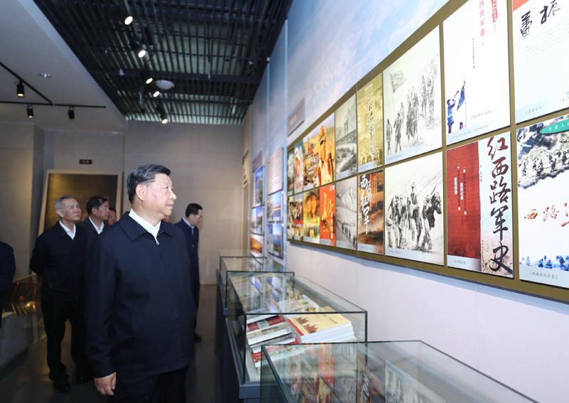 8月19日至22日，中共中央總書記、國家主席、中央軍委主席習(xí)近平在甘肅考察。這是20日上午，習(xí)近平在張掖市高臺(tái)縣參觀中國工農(nóng)紅軍西路軍紀(jì)念館。