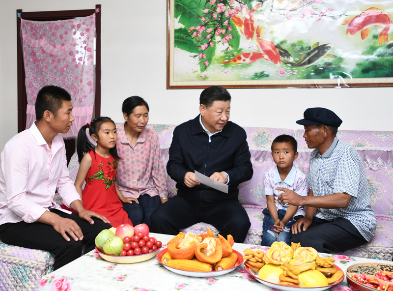 8月19日至22日，中共中央總書記、國家主席、中央軍委主席習(xí)近平在甘肅考察。這是21日上午，習(xí)近平在武威市古浪縣黃花灘生態(tài)移民區(qū)富民新村村民李應(yīng)川家，同李應(yīng)川一家拉家常。