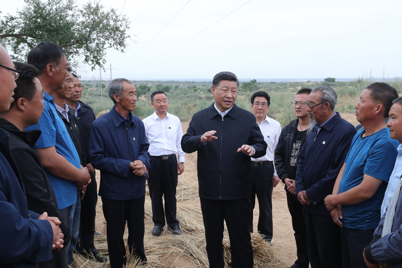 8月19日至22日，中共中央總書記、國家主席、中央軍委主席習(xí)近平在甘肅考察。這是21日上午，習(xí)近平在武威市古浪縣八步沙林場(chǎng)同“六老漢”代表及林場(chǎng)職工親切交談。