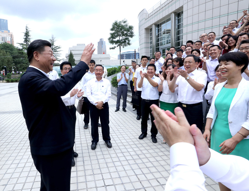 8月19日至22日，中共中央總書記、國家主席、中央軍委主席習(xí)近平在甘肅考察。這是21日下午，習(xí)近平在讀者出版集團(tuán)有限公司同工作人員親切交談。