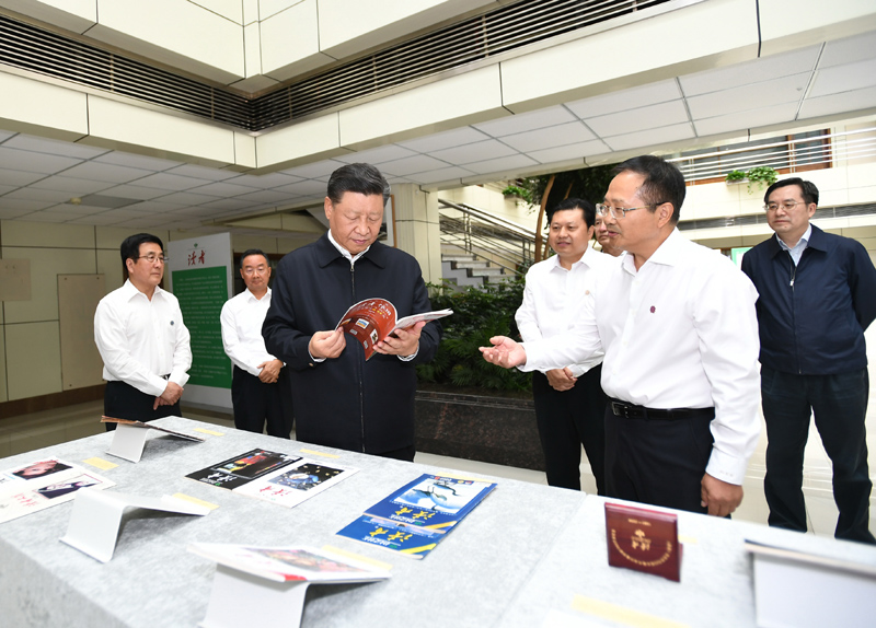 8月19日至22日，中共中央總書記、國家主席、中央軍委主席習(xí)近平在甘肅考察。這是21日下午，習(xí)近平在讀者出版集團(tuán)有限公司考察。