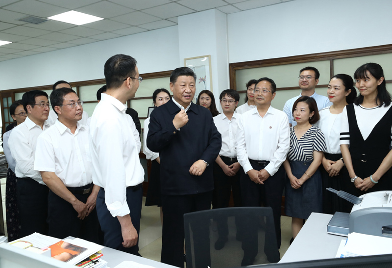 8月19日至22日，中共中央總書記、國家主席、中央軍委主席習(xí)近平在甘肅考察。這是21日下午，習(xí)近平在《讀者》編輯部同工作人員交流，勉勵(lì)他們?yōu)槿嗣裉峁└鄡?yōu)秀精神食糧。