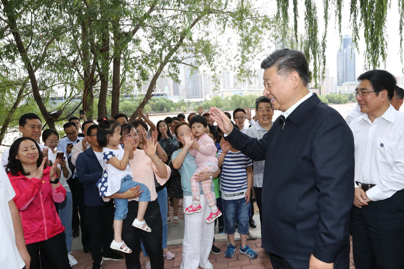 8月19日至22日，中共中央總書記、國家主席、中央軍委主席習(xí)近平在甘肅考察。這是21日下午，習(xí)近平在蘭州市黃河治理蘭鐵泵站項(xiàng)目點(diǎn)同正在休閑的群眾親切交談。