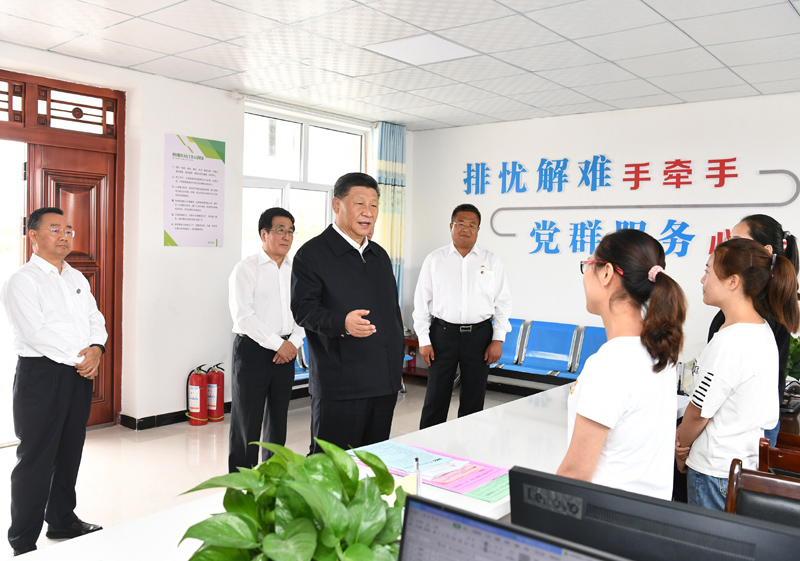 8月19日至22日，中共中央總書記、國家主席、中央軍委主席習(xí)近平在甘肅考察。這是21日上午，習(xí)近平在武威市古浪縣黃花灘生態(tài)移民區(qū)富民新村黨群服務(wù)中心考察。